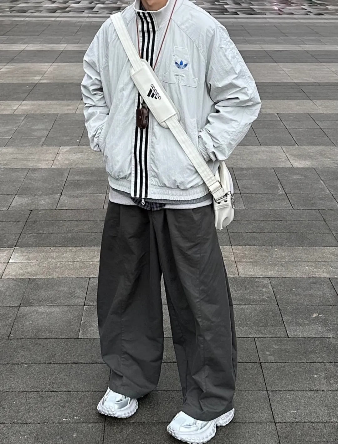 No watermark upper body renderings📝𝟭𝟬𝟴𝟲𝟯#Exclusive real shot/difference between various stolen pictures and online version on the market [𝗔𝗱𝗶𝗱𝗮𝘀Adidas Clover Stand Collar Jacket] Same Style Couple Men's and Women's Jacket! Windbreaker, loose-fit jacket, youth coat, loose-fit college style, easy to control) ✅Adidas/Adidas clover men's jacket, women's coat, loose-fit jacket, spring and summer three-stripe stand-up collar men's and women's Same Style couple's jacket, sales have been leading! ! Ningbo Shenzhou provides fabrics, one-to-one customization! ✅Adidas Classic three-stripe splicing design is used on both sides of the chest. The main Adidas Classic logo is printed on the chest. The fabric is made of micro-nano anti-UV fabric, which is light, comfortable, Breathable and easy to carry. The interior is lined with mesh cotton and the texture is very good. In fact, it can be worn in all three seasons: spring, summer and autumn! ! And don’t worry about the quality, this batch of goods is obtained through special channels, exclusively for the official website! ! Recommend with confidence, sell with confidence! A product with basically zero after-sales service! ! ❤️ins/ / Hot Sale sun protection clothing, oversize, unisex style, loose Versatile, can be worn by boys and girls, better paired with couple outfits, super Versatile, in the hot summer, paired with such a skin clothing, the upper body is comfortable and cool, while maintaining comfort and fashion sense. ✅Complete three standards! Perfect Quality! Size: 𝗦-𝗫𝗫𝗟 (loose fit) Color: Gray